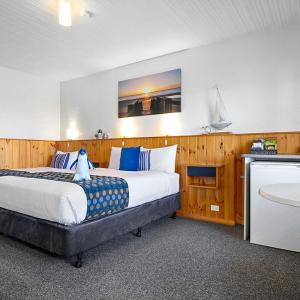 Standard Queen Room with Single Bed