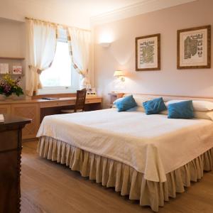Double or Twin Room with Partial Sea View