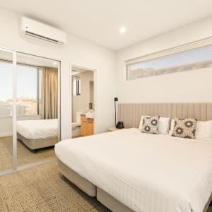 One-Bedroom Deluxe Apartment with Limited Housekeeping