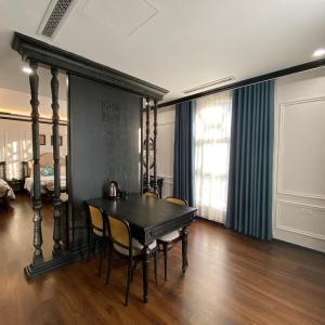 Suite with Mountain View