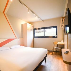 Classic Room with One Double Bed and One Single Bed