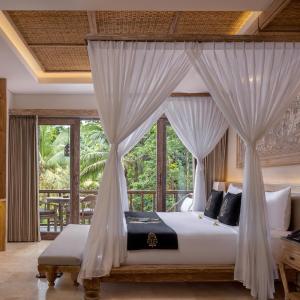 Suite with Garden View