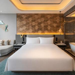 Deluxe King Room with City View