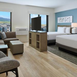 One-Bedroom King Suite with Kitchen and Balcony