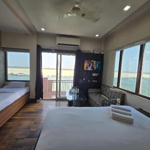 Superior Family Room River View With Balcony