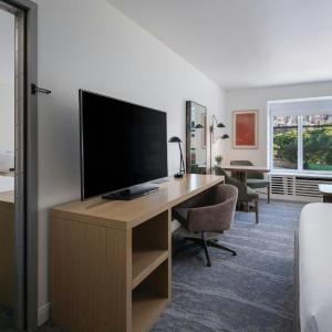 2 Connecting, Guest room, Urban view