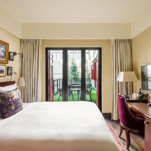 Courtyard Club Room, Guest Room, 1 King (Club Lounge Access with Complimentary Breakfast, Cocktails & Snacks)