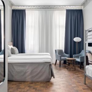 Family Room with One Queen Bed and Bunk Beds - Non-Smoking