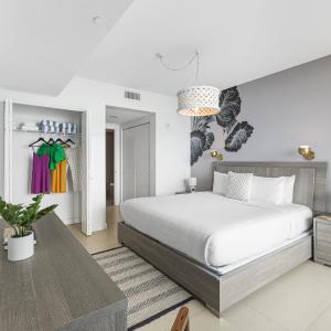 One-Bedroom Apartment with Sea View and Balcony