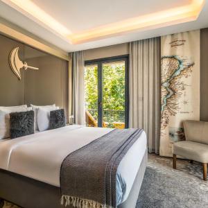 Deluxe Corner Double or Twin with Balcony