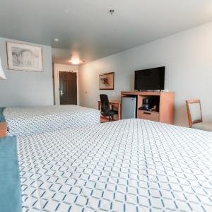 Queen Room with Two Queen Beds (Non-Smoking)