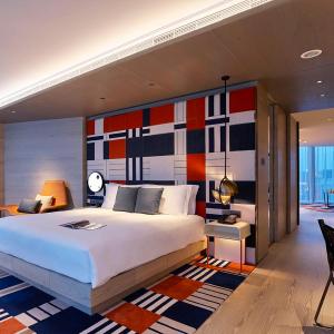 1 King Bed One-Bedroom Suite Dining Park View