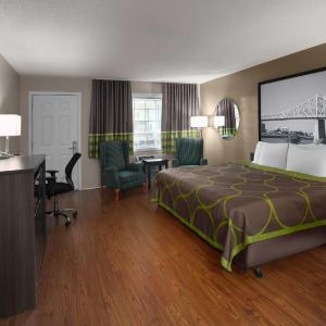 Deluxe King Room with Pool View - Non-Smoking