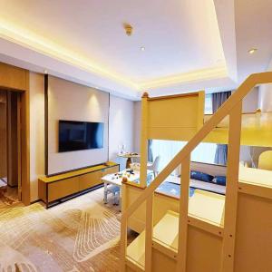 One-Bedroom King Suite with Mountain View and One Bunk Bed Bunk Bed