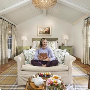 Hot Tub Cottage - One King