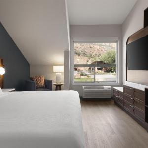 One-Bedroom King Suite with Accessible Tub