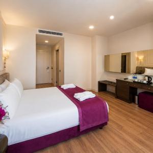 Comfort Room with Balcony and City View
