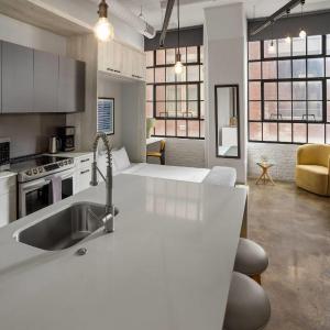 Queen Studio Apartment - Non-Smoking