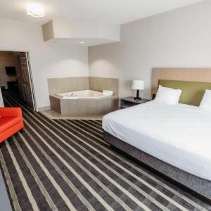 King Suite with Sofa Bed and Whirlpool - Non-Smoking