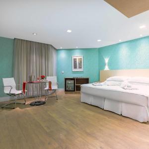 Deluxe King Suite