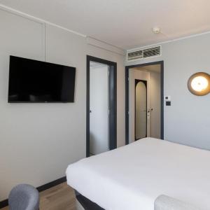 Standard Twin Room with Two Single Beds and Double Sofa Bed