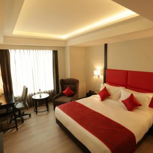 King Room with One King Bed - Smoking