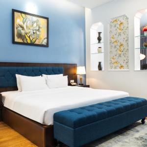 Suite with Complimentary mini-bar and 1 set of laundry/person/day (not accumulated)