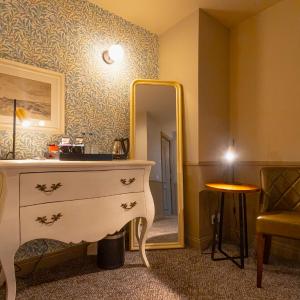 Comfy Family Room – Sleeps 4 (Double Bed & 2 Singles)