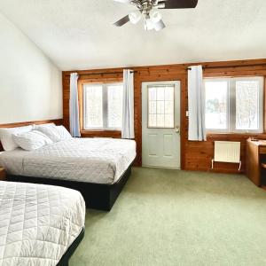 Queen Room with Pool and Lake View - Non-Smoking/Pet Friendly