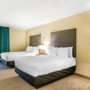 Deluxe Room with Two Queen Beds - Non-Smoking with Marina View