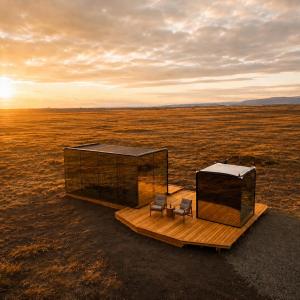 Black Beach Aurora Retreat