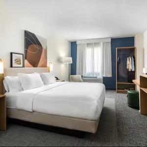King Room with One King Bed and Balcony - Hearing Accessible