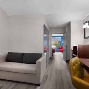 One-Bedroom King Suite - Non-Smoking