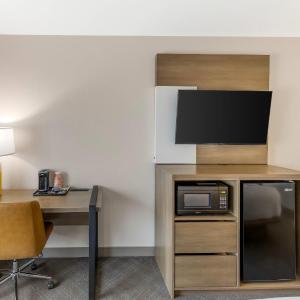 One Room Suite with Two Queen Beds and Sofa - Non Smoking