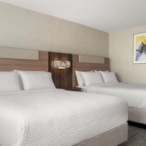 Standard Room with Two Queen Beds - Communications Accessible Tub