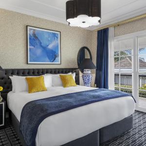 One-Bedroom King Suite with Tub and Walk-In Shower
