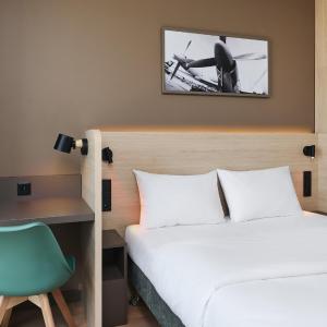 Standard Room - 1 Queen Bed