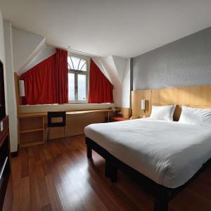 Standard Room with Two Single Beds