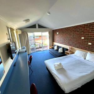 Deluxe Queen Room (Non pet-friendly)