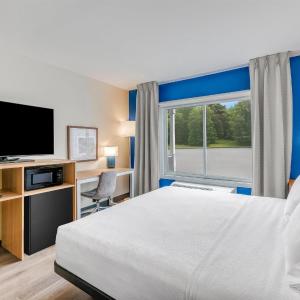 King Room with Bath Tub - Mobility/Hearing Access