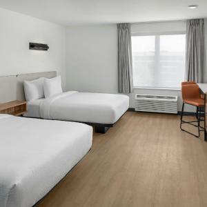 Studio with Two Queen Beds and Cooktop - Mobility Accessible/Tub
