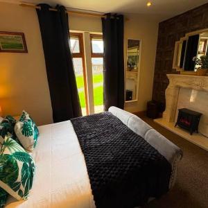 One Bed Ground Floor Apartment with Outdoor Hot Tub (Dog Friendly) Golden Eagle 
