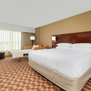 King Room with Adapted Tub - Mobility Accessible
