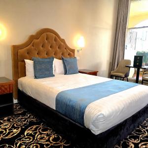 Queen Room with Pool View - Non-smoking