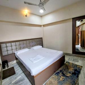 Standard Double Room (Includes Ganga Aarti and Darshan assistance to Kashi Vishwanath Temple)