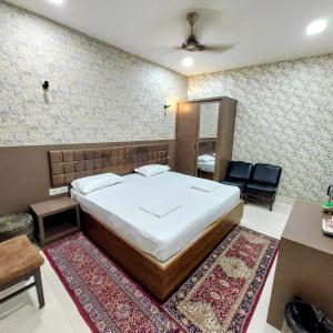 Deluxe Double Room (Includes Ganga Aarti and Darshan assistance to Kashi Vishwanath Temple)