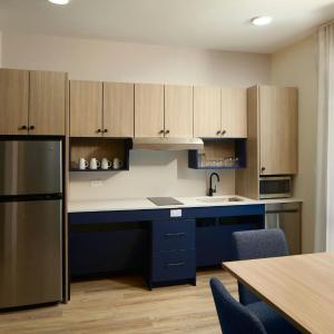 One-Bedroom King Suite with City View and Roll-In Shower - Mobility Access