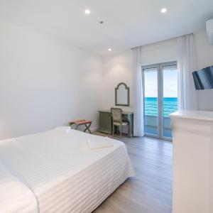 Double Room with Balcony and Sea View