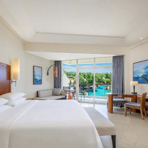 King Room with Pool View 