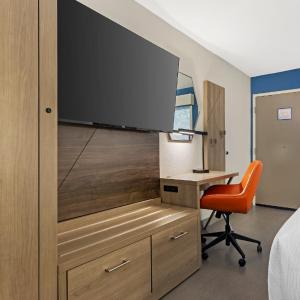 Standard King Room with Mobility Accessible Tub - Pet Friendly